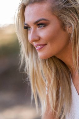 Muhteşem sarışın bir bikini modeli göl kenarında poz verirken yaz havasının tadını çıkarıyor..