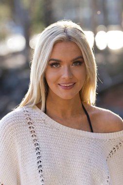 Muhteşem sarışın bir bikini modeli göl kenarında poz verirken yaz havasının tadını çıkarıyor..