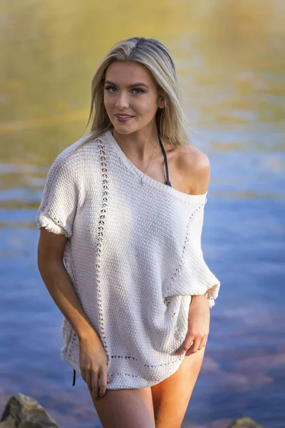 Vacker Blond Bikini Modell Poserar Utomhus Nära Sjö Medan Njuter — Stockfoto