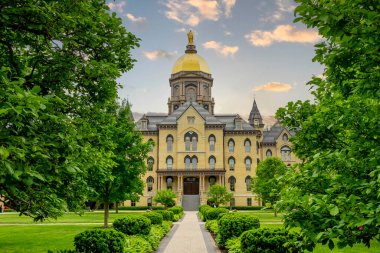Notre Dame Üniversitesi 'ndeki Main Binası' nın tepesindeki Altın Kubbe.