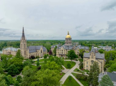 Notre Dame Üniversitesi 'ndeki Main Binası' nın tepesindeki Altın Kubbe.