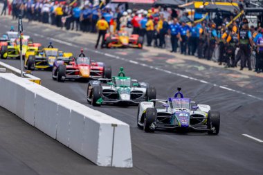 Tokyo, Japonya 'dan TAKUMA SATO (51) Indianapolis' teki Indianapolis Motor Yarış Pisti 'nde Indianapolis 500 antrenmanı sırasında pit road' tan çıkıyor..