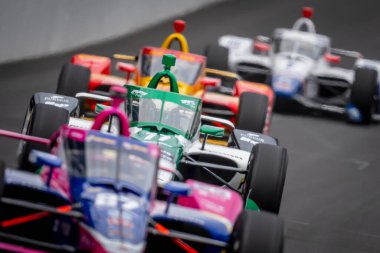 Cambridge, İngiltere 'den CALLUM LLOTT (75) (R) Indianapolis' teki Indianapolis 500 için Indianapolis Motor Speedway 'de son antrenman için koşuyor..