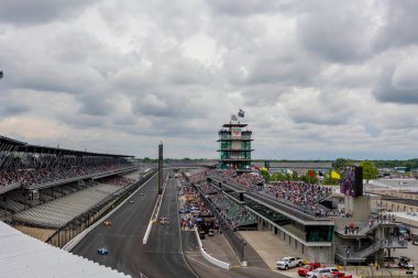 El Cajon, Kaliforniya 'dan JIMMIE JOHNSON (48) (R) Indianapolis 500 için Indianapolis Motor Yarış Pisti, Indiana.