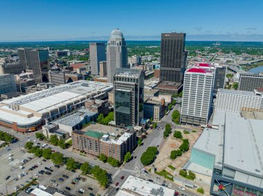 Louisville, Kentucky şehir merkezinin hava manzarası. Louisville, Kentucky Eyaleti 'nin en büyük şehri ve ABD' nin 29. en kalabalık şehridir..