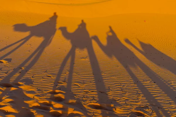 Schatten Einer Reisegruppe Sind Sand Sehen Als Sie Durch Die — Stockfoto