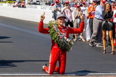 İsveç 'in Kumla kentinden MARCUS ERICSSON (8) Indianapolis Motor Yarış Pisti' nde Indianapolis 500 'ü kazandı..