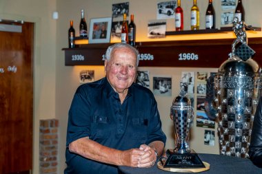 AJ Foyt, Jr. kariyeri boyunca dört kez Indianapolis 'i kazandığı için Borg Warner' dan ödül aldı..  
