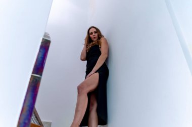 Muhteşem bir model ev ortamında poz veriyor.