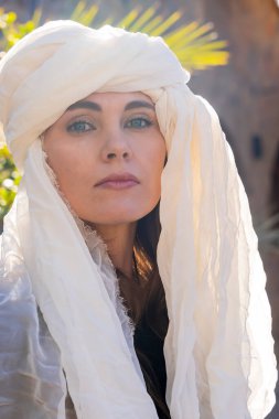 Güzel bir model Sahra Çölü 'nün ortasında başörtüsü takar.