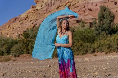 Afrika 'nın Fas kentindeki UNESCO' nun dünya mirası Ait Ben Haddou yakınlarında muhteşem bir model poz veriyor.