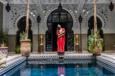 Medine, Fas ve Afrika 'da bir ev ortamında muhteşem bir model poz veriyor.