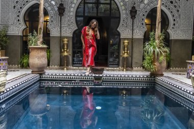 Medine, Fas ve Afrika 'da bir ev ortamında muhteşem bir model poz veriyor.