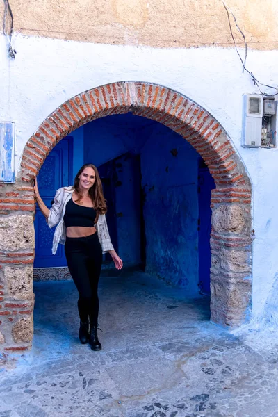 一个模特在摩洛哥的Chefchaouen蓝城摆姿势 — 图库照片