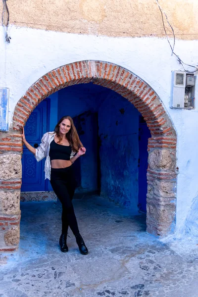 一个模特在摩洛哥的Chefchaouen蓝城摆姿势 — 图库照片