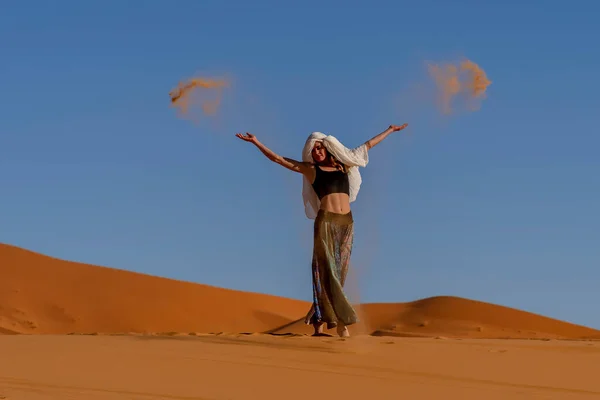 Beau Modèle Pose Contre Les Dunes Sable Dans Grand Désert — Photo