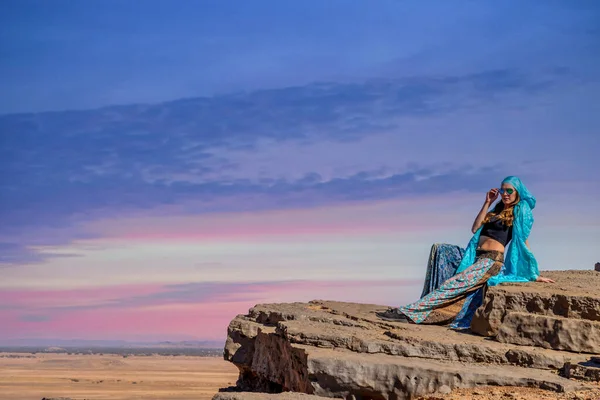 Una Splendida Modella Posa All Aperto Nelle Montagne Del Marocco — Foto Stock