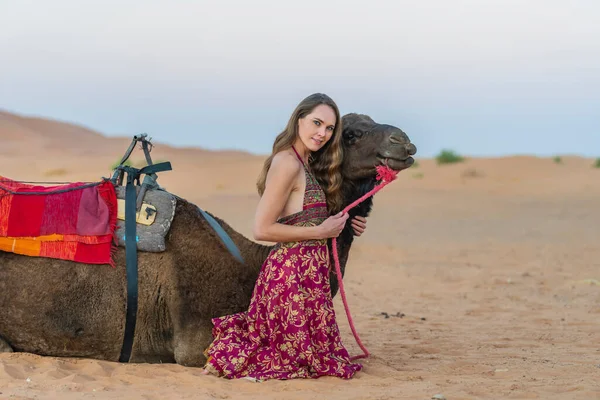Ein Schönes Model Reitet Auf Einem Kamel Durch Die Sahara — Stockfoto
