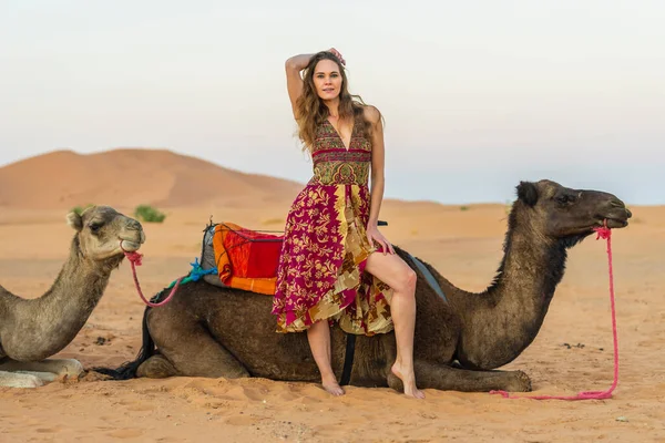 Ein Schönes Model Reitet Auf Einem Kamel Durch Die Sahara — Stockfoto