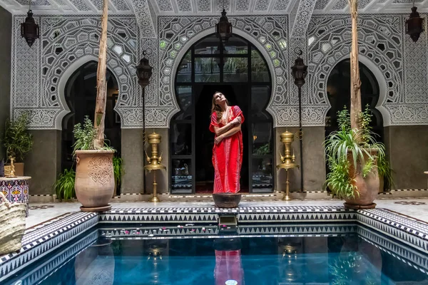 Medine, Fas ve Afrika 'da bir ev ortamında muhteşem bir model poz veriyor.