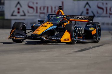 Monterey, Meksika 'dan PATO OWARD (5) Detroit' teki Belle Isle Park 'ta yapılan Chevrolet Detroit Grand Prix antrenmanı sırasında virajlarda koşar..