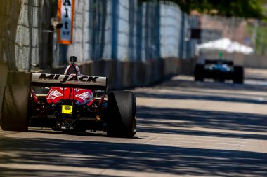 CHRISTIAN LUNDGAARD (30) (R) (Hedensted, Danimarka) Detroit 'teki Belle Isle Park' ta yapılan Chevrolet Detroit Grand Prix antrenmanı sırasında virajlarda koşar..