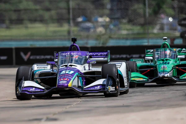 Tokyo, Japonya 'dan TAKUMA SATO (51) Detroit' teki Belle Isle Park 'ta yapılan Chevrolet Detroit Grand Prix antrenmanı sırasında virajlarda koşar..