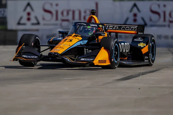 Monterey, Meksika 'dan PATO OWARD (5) Detroit' teki Belle Isle Park 'ta yapılan Chevrolet Detroit Grand Prix antrenmanı sırasında virajlarda koşar..