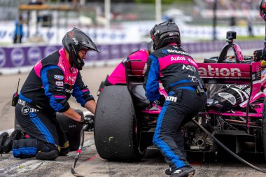 Brezilya, Sao Paulo 'dan HELIO CASTRONEVES (06), Detroit MI' deki Belle Isle Park 'taki Chevrolet Detroit Grand Prix sırasında arabasını servise getiriyor..
