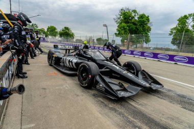 KYLE KIRKWOOD (14) (R) (Jüpiter, Florida) Detroit 'teki Belle Isle Park' taki Chevrolet Detroit Grand Prix sırasında arabasını servise getirir..