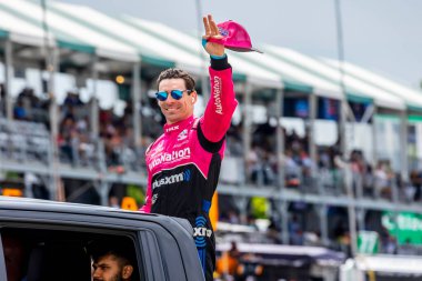 Montmorillon, Fransa 'dan SIMON PAGENAUD (60), Detroit, ABD' deki Belle Isle Park 'taki Chevrolet Detroit Grand Prix' sine katılmadan önce taraftarlara el sallıyor..