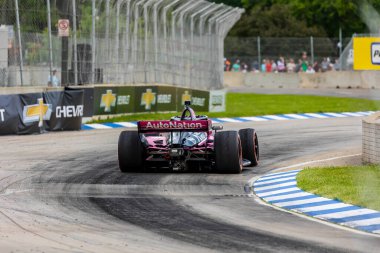 Sao Paulo, Brezilya 'dan HELIO CASTRONEVES (06) Detroit MI' deki Belle Isle Park 'taki Chevrolet Detroit Grand Prix sırasında virajlarda yarışır..