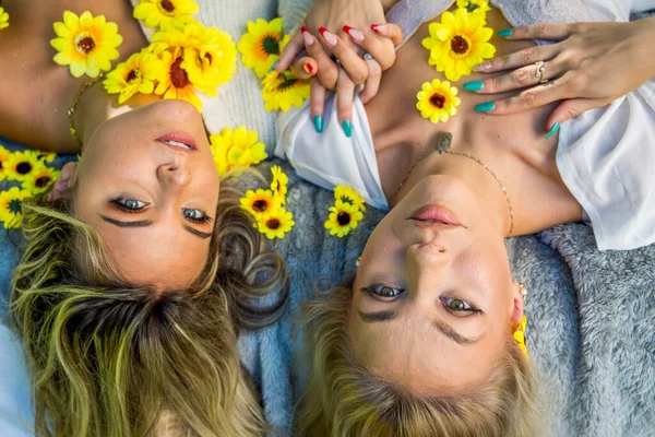 Zwei Schöne Blonde Models Posieren Freien Mit Wildblumen Und Genießen — Stockfoto