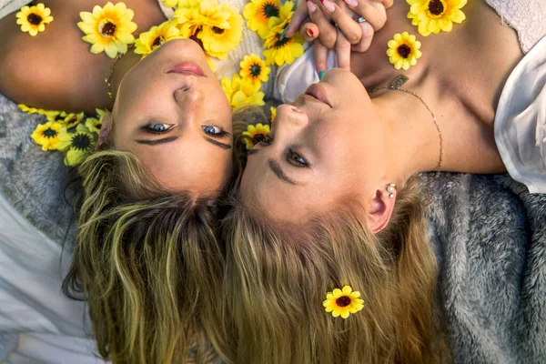 Two Beautiful Blonde Models Pose Outdoors Wildflowers While Enjoying Spring — Stock Photo, Image