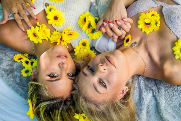 Two Beautiful Blonde Models Pose Outdoors Wildflowers While Enjoying Spring — Stock Photo, Image