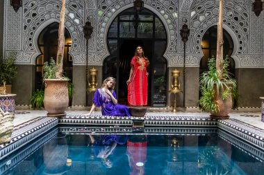 Medine, Fas ve Afrika 'da bir ev ortamında muhteşem bir model poz veriyor.