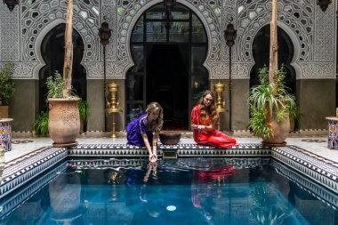 Medine, Fas ve Afrika 'da bir ev ortamında muhteşem bir model poz veriyor.