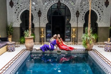 Medine, Fas ve Afrika 'da bir ev ortamında muhteşem bir model poz veriyor.