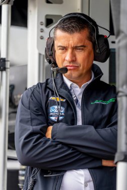 Takım sahibi, RICARDO JUNCOS, takımının Plymouth, WI, ABD 'deki Road America' daki Sonsio Grand Prix antrenmanından önce Juncos Hollinger Chevrolet üzerinde çalışmalarını izliyor..