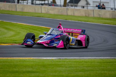 Nevada City, Kaliforniya 'dan ALEXANDER ROSSI (27), Plymouth 1. Dünya Savaşı' nda Road America 'da Sonsio Grand Prix için pratik yapmaya hazırlanıyor..