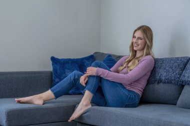 Güzel genç bir kadın evinde eğleniyor..