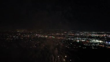 4 Temmuz kutlamalarının hava görüntüsü. Hava karardıktan sonra havai fişekler havada patlıyor.