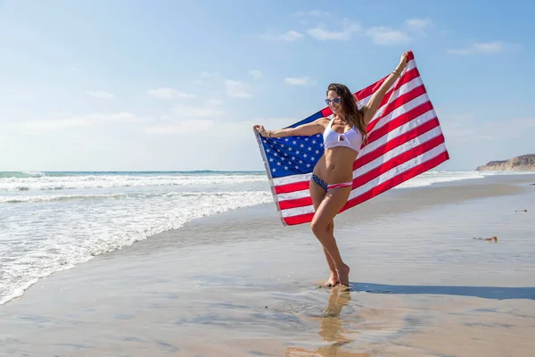Gorgeous Brunette Model Poses Nude American Flag Beach — Stock Photo, Image