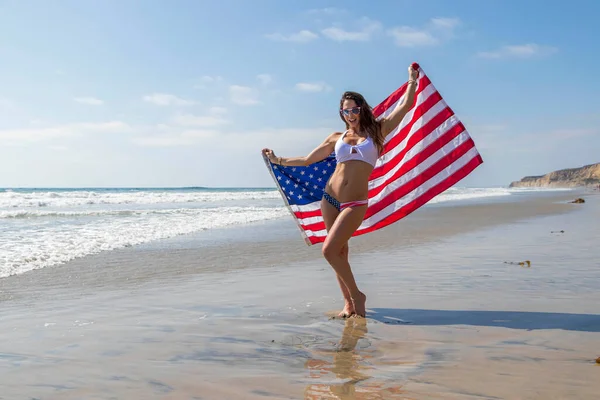 Великолепная Брюнетка Модель Позирует Обнаженной Американкой Пляже — стоковое фото