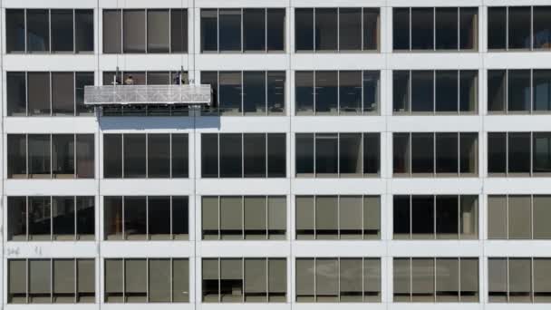 Пара Мийників Вікон Прибирають Зовні Будівлі Високо Над Землею Красивий — стокове відео