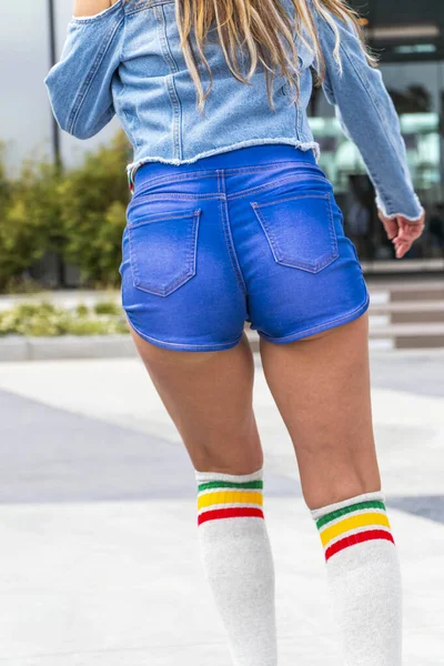 Beautiful Brunette Model Enjoys Skating Boardwalk Public Beach — Stock Photo, Image