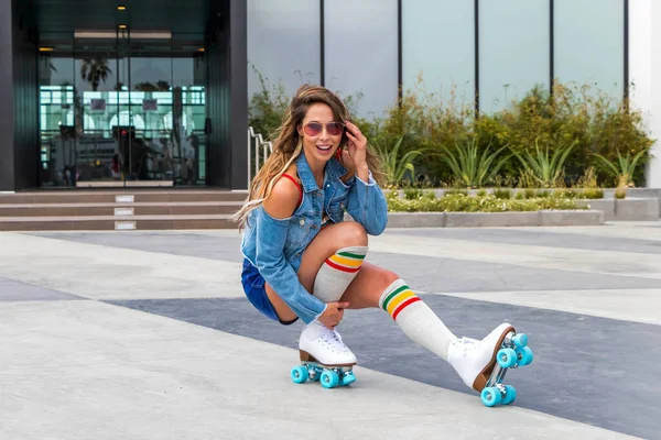 Ein Schönes Brünettes Model Genießt Das Schlittschuhlaufen Auf Der Strandpromenade — Stockfoto