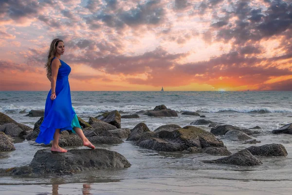 Una Bella Bruna Modello Ispanico Posa All Aperto Una Spiaggia — Foto Stock