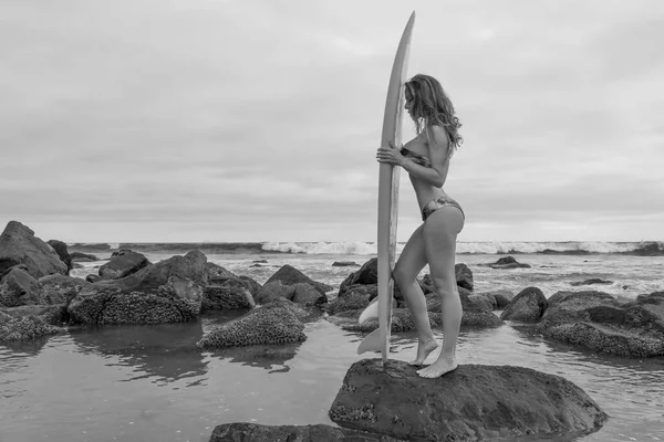 Beautiful Brunette Hispanic Model Posing Outdoors Beach Sunset Her Surfboard — Stock Photo, Image