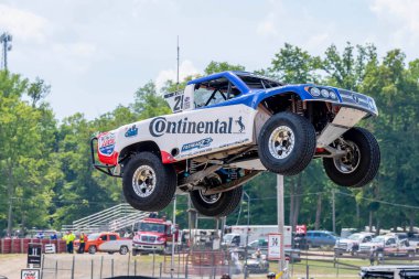 ROBERT STOUTASI, Lexington OH 'daki Ohio Spor Otomobil Kursu' ndaki Honda Indy 200 antrenmanı sırasında engelleri aşıyor..